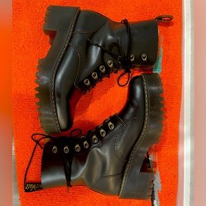 🖤Dr. Martens LEONA boot 🖤 US size 9